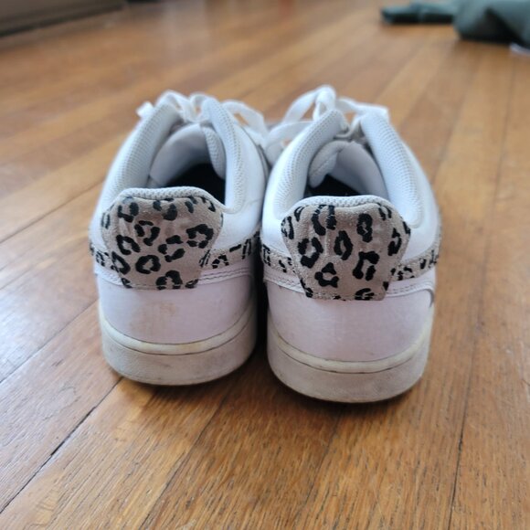 Nike size 8.5 sneakers - Picture 7 of 9